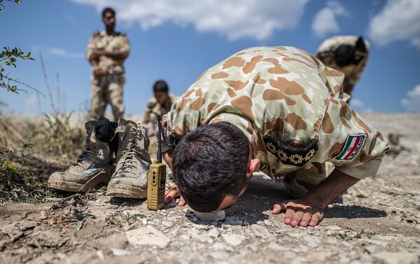 جندى إيرانى يصلى خلال الألعاب العسكرية الدولية فى روسيا - سبوتنيك عربي