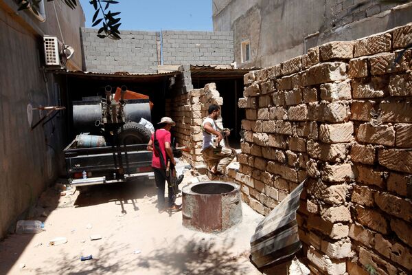 ليبيا - أفراد القوات الليبية خلال تواجدهم في مواقع المواجهة ضد تنظيم داعش في مدينة سرت، 15 أغسطس/ آب 2016 - سبوتنيك عربي