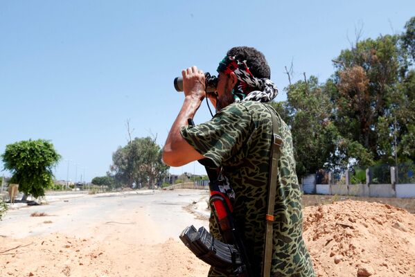 ليبيا - أفراد القوات الليبية خلال تواجدهم في مواقع المواجهة ضد تنظيم داعش في مدينة سرت، 15 أغسطس/ آب 2016 - سبوتنيك عربي