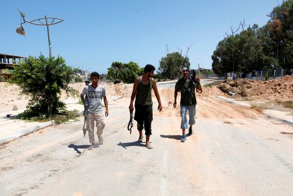 ليبيا - أفراد القوات الليبية خلال تواجدهم في مواقع المواجهة ضد تنظيم داعش في مدينة سرت، 15 أغسطس/ آب 2016 ليبيا - أفراد القوات الليبية خلال تواجدهم في مواقع المواجهة ضد تنظيم داعش في مدينة سرت، 15 أغسطس/ آب 2016 - سبوتنيك عربي