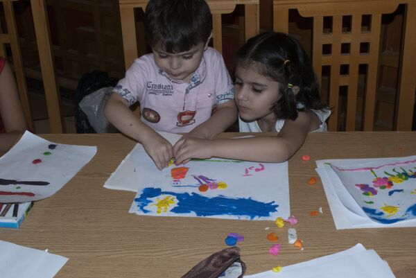 الرسم.. لمعالجة الأطفال السوريين من الواقع المرير الرسم.. لمعالجة الأطفال السوريين من الواقع المرير - سبوتنيك عربي