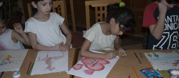 الرسم.. لمعالجة الأطفال السوريين من الواقع المرير - سبوتنيك عربي