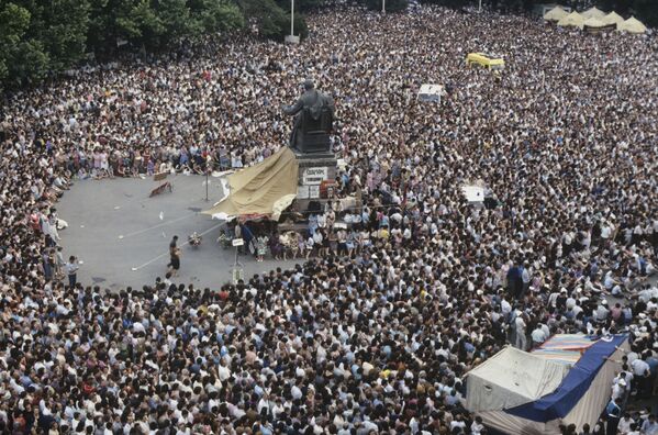 حشود كبيرة تجمعت في ساحة سفوبودا (الحرية)  في العاصمة يريفان، أرمينيا 1990 - سبوتنيك عربي