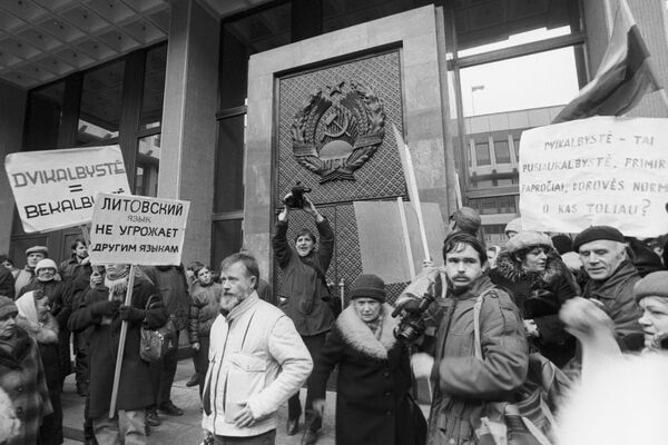المشاركون في اعتصام أمام المجلس الأعلى لجمهورية ليتوانيا الاشتراكية السوفياتية في العاصمة فيلنيوس، ليتوانيا 1989 - سبوتنيك عربي