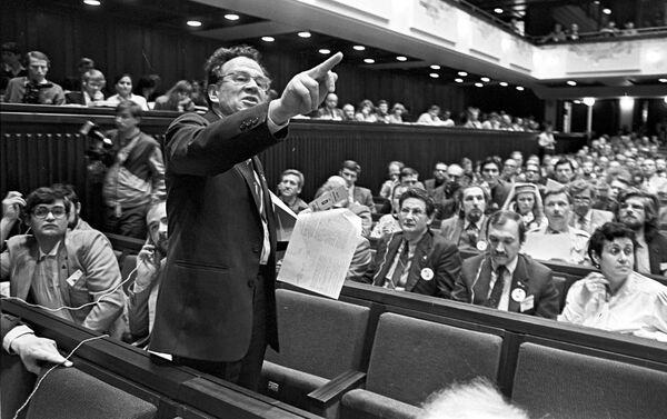 في قاعة الاجتماعات لجمعية البلطيق، بحضور نشطاء من أكبر المؤسسات العامة الرسمية من إستونيا ولاتفيا وليتوانيا عام 1989. - سبوتنيك عربي
