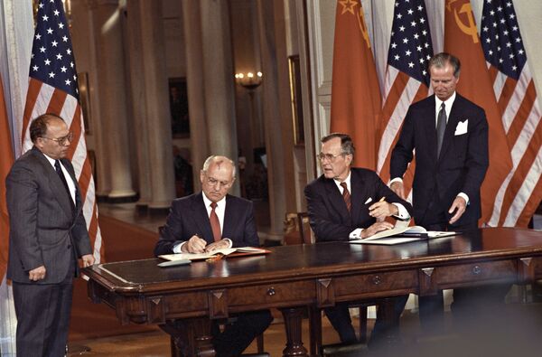 حفل التوقيع على وثائق التعاون المشترك بين البلدين، وذلك خلال الزيارة الرسمية لرئيس الاتحاد السوفيتي، الأمين العام للحزب الشيوعي ميخائيل غورباتشوف، إلى الولايات المتحدة الأمريكية ومقابلة الرئيس الأمريكي جورش بوش الأكبر، 30 مايو/ آيار - 4 يونيو/ حزيران 1990. - سبوتنيك عربي