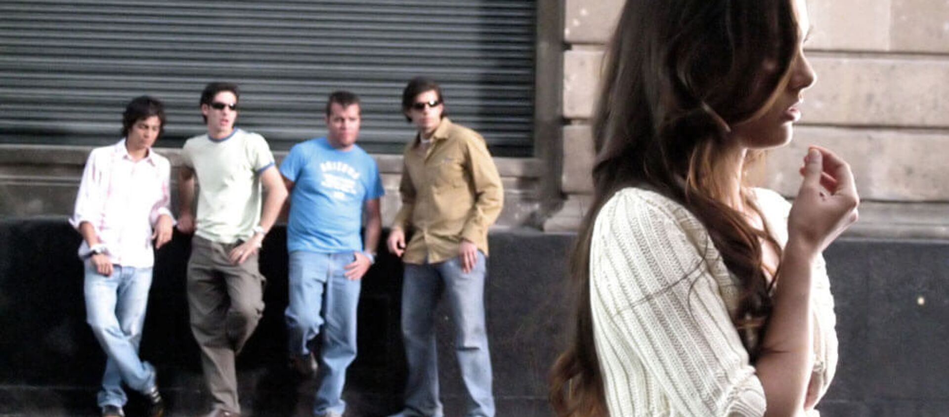 سخرية مواقع التواصل الاجتماعي الهندية من القانون: تحديق الرجل في وجه امرأة أكثر من 14 ثانية ينتهي المطاف به في السجن - سبوتنيك عربي, 1920, 10.03.2021