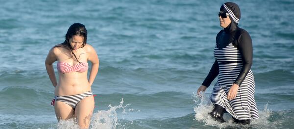 سيدة تونسية على يمين الصورة ترتدى بوركيني سيدة تونسية على يمين الصورة ترتدى بوركيني - سبوتنيك عربي