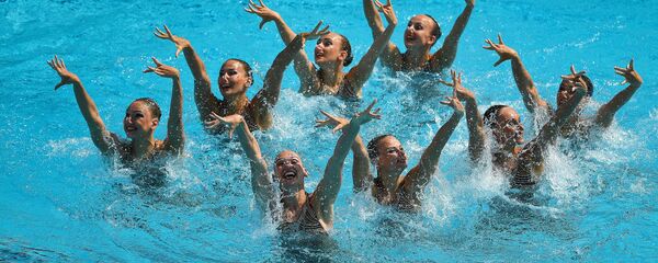 السباحة الإيقاعية - فريق الفتيتات الروسيات ينال ذهبية في أولمبياد ريو 2016 - سبوتنيك عربي