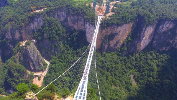 أطول جسر زجاجي في العالم - جسر زجاجي يمر من فوق وادي زانغجياجي بمقاطعة هونان في الصين  - سبوتنيك عربي
