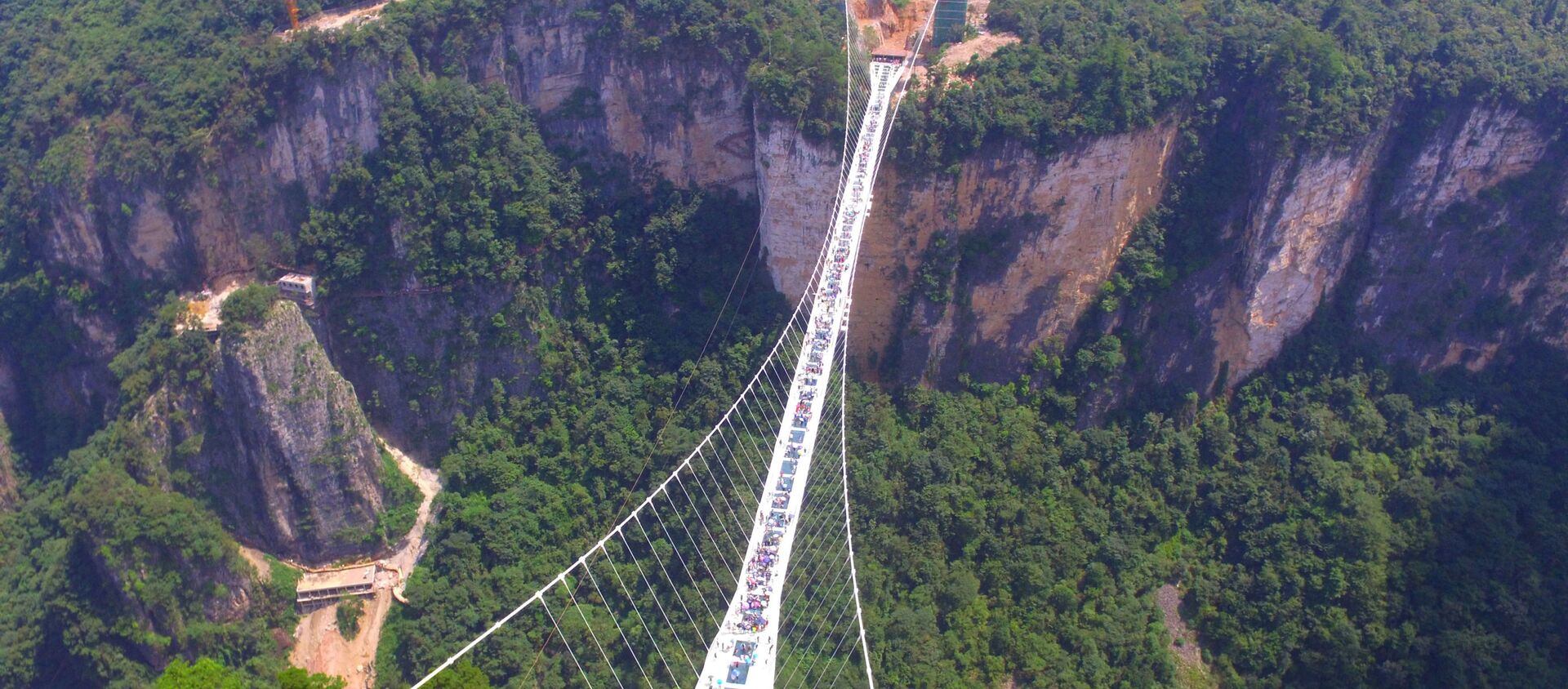 أطول جسر زجاجي في العالم - جسر زجاجي يمر من فوق وادي زانغجياجي بمقاطعة هونان في الصين  - سبوتنيك عربي, 1920, 16.12.2020