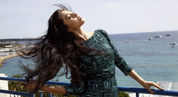 الممثلة الصينية فان بينغ بينغ تقف أمام كاميرات الصحفيين أثناء مقابلة مع أسوشيتد بريس بالمهرجان الدولي للسينما في كان، فرنسا 17 مايو/ آيار 2012 - سبوتنيك عربي