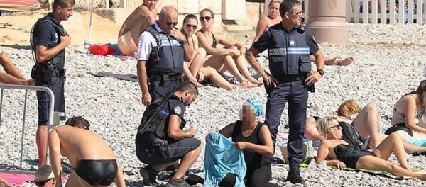 الشرطة الفرنسية تجبر امرأة مسلمة على خلع الملابس - سبوتنيك عربي