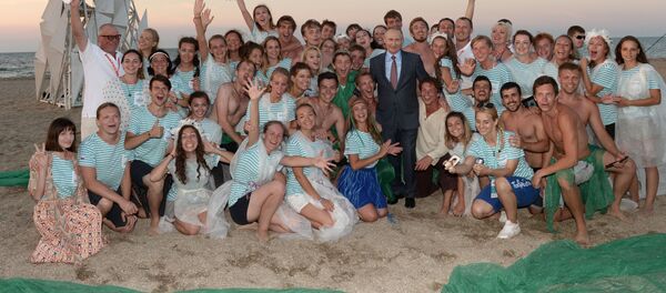 الرئيس الروسي فلاديمير بوتين خلال أخذ صورة جماعية مع المشاركين في منتدى الشبابي الروسي تافريدا في القرم الرئيس الروسي فلاديمير بوتين خلال أخذ صورة جماعية مع المشاركين في منتدى الشبابي الروسي تافريدا في القرم - سبوتنيك عربي