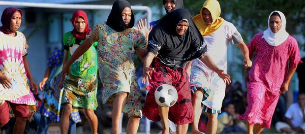رجال اتشيه، يرتدون الملابس النسائية ويلعبون كرة القدم بمناسبة عيد الاستقلال الإندونيسي الـ 71 في باندا-أتشيه، إندونيسيا 20 أغسطس/ آب 2016 - سبوتنيك عربي