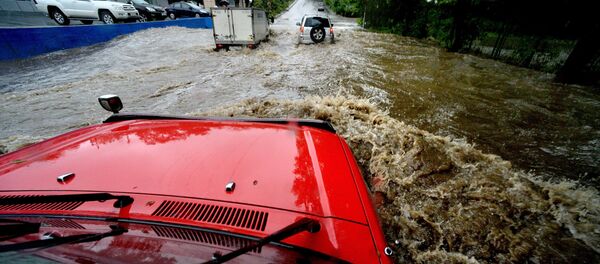 سيارات تسبح - أمطار غزيرة في فلاديفوستوك، روسيا - سبوتنيك عربي