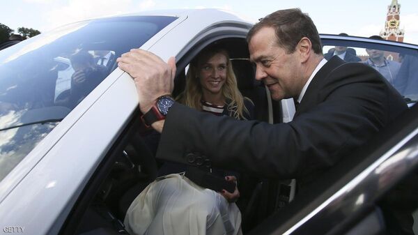 ميدفيديف يلقي نظرة على سيارة ناتاليا إيشنكو بطلة السباحة الإيقاعية - سبوتنيك عربي