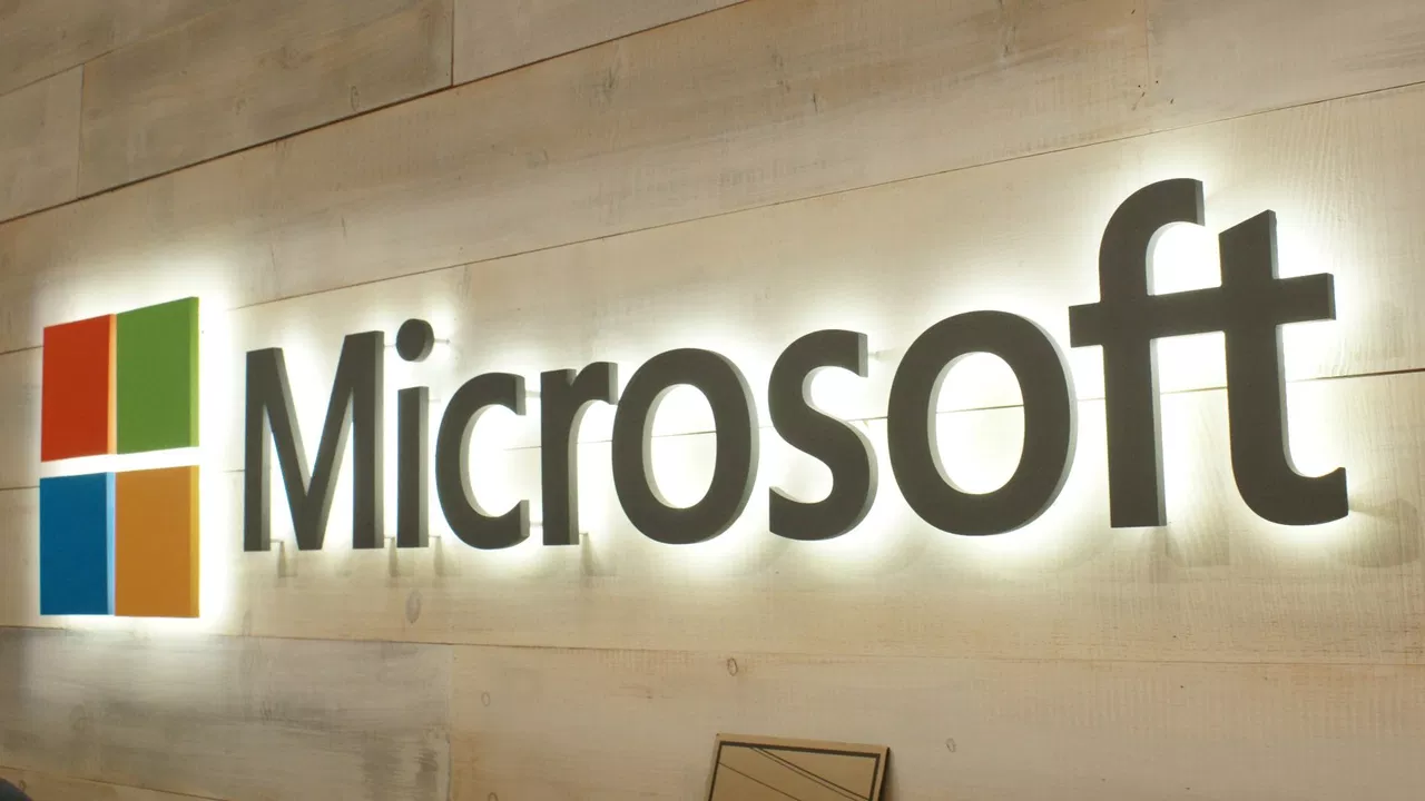 شركة «Microsoft» تخطط لنقل رقائق وأدوات متطورة لـ«G42» الإماراتية 