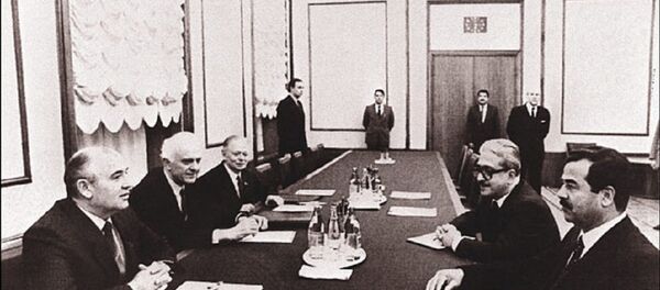 صورة أرشيفية للقاء الرئيس العراقي صدام حسين ورئيس الاتحاد السوفيتي ميخائيل غورباتشيوف - سبوتنيك عربي