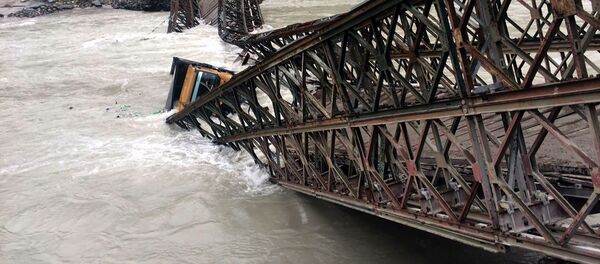 انهيار جسر بيلي في سيسو إثر فياضانت نهر تشيناب، نحو 200 كيلومترا شمال شيملا بالهند، 29 أغسطس/ آب 2016 انهيار جسر بيلي في سيسو إثر فياضانت نهر تشيناب، نحو 200 كيلومترا شمال شيملا بالهند، 29 أغسطس/ آب 2016 - سبوتنيك عربي