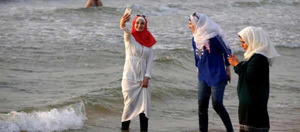 فتيات تلتقطن صور سيلفي على شاطئ بحر تل-أبيب، 30 أغسطس/ آب 2016 - سبوتنيك عربي