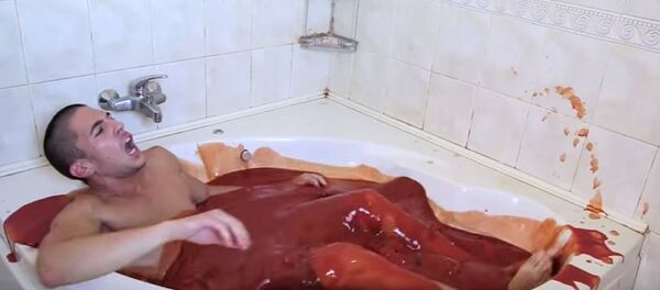 شاب يغطس في 1250 زجاجة فلفل حار - سبوتنيك عربي