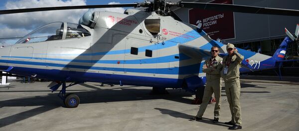 افتتاح معرض أرميا 2016 المقام في مدينة كوبينكا بريف العاصمة الروسية موسكو - طيارا المروحية السريعة  ل.ل. ب.اس.ف. - سبوتنيك عربي