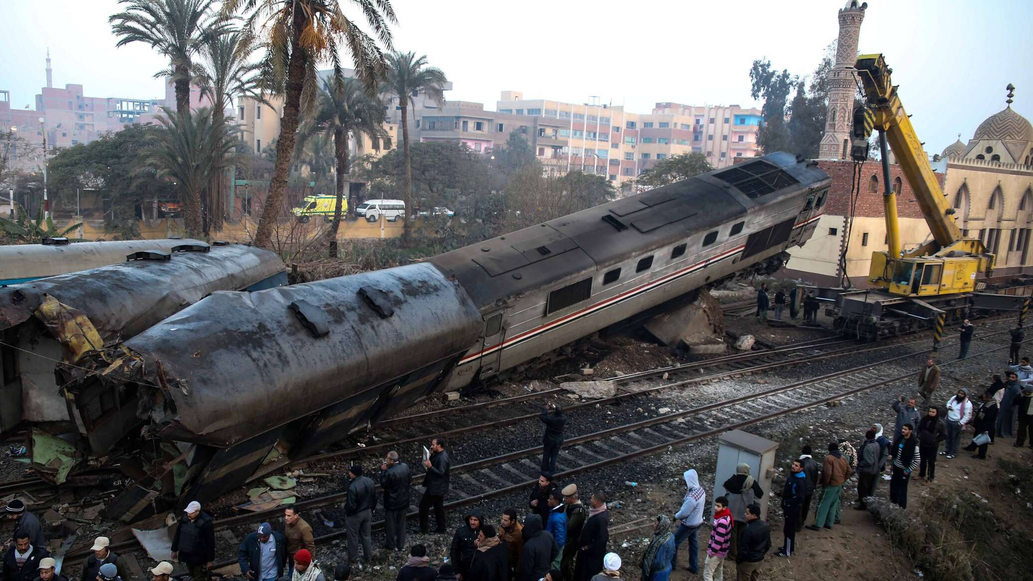 الصحة المصرية: مصرع 3 أشخاص وإصابة 54 آخرين إثر انقلاب قطار ركاب... صور وفيديو