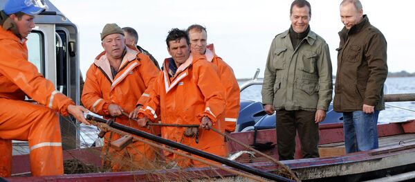 الرئيس الروسي فلاديمير بوتن ورئيس الحكومة دميتري ميدفيديف أثناء الرحلة إلى جزيرة ليبنو الرئيس الروسي فلاديمير بوتن ورئيس الحكومة دميتري ميدفيديف أثناء الرحلة إلى جزيرة ليبنو - سبوتنيك عربي