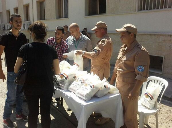 مساعدات انسانية روسية سورية مشتركة في ريف حمص الغربي  - سبوتنيك عربي