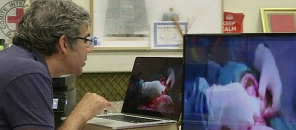 طبيب يشرف على عملية جراحية عن طريق سكايب - سبوتنيك عربي