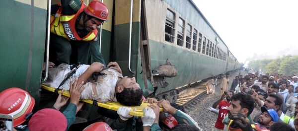 رجال الإنفاذ خلال عمليات انقاذ بعض الأشخاص خلال تصادم قطارين فى باكستان - سبوتنيك عربي