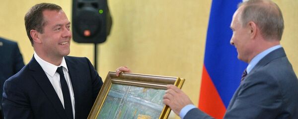 بوتين يهدى ميدفيديف صورة ورشة - سبوتنيك عربي