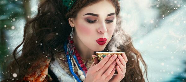 فتاة تشرب الشاى - سبوتنيك عربي