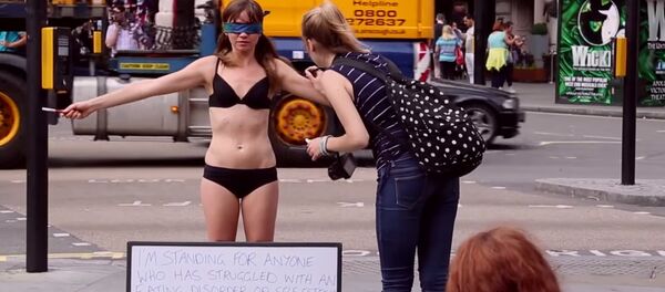 Girl Undresses in Public to Raise Awareness About Body Issues - سبوتنيك عربي