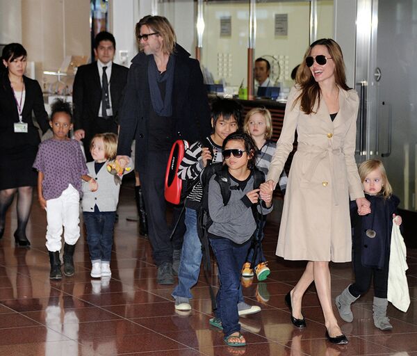 أنجلينا جولي وبراد بيت وأولادهما الستة - سبوتنيك عربي