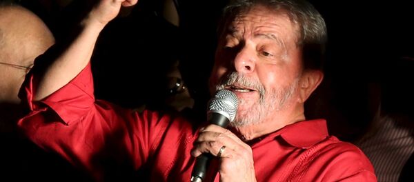 Brazilian President Luiz Inacio Lula da Silva gestures during a demonstration in support of Brazil's President Dilma Rousseff's appointment of him as her chief of staff, at Paulista avenue in Sao Paulo, Brazil - سبوتنيك عربي