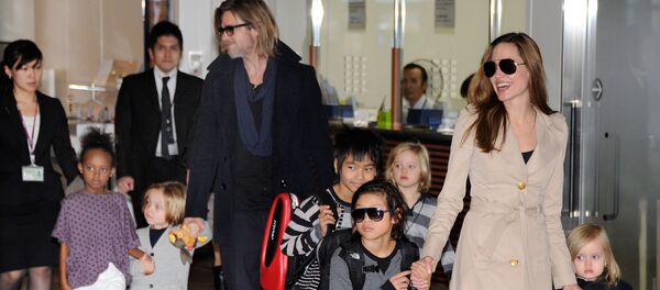 أنجلينا جولي وبراد بيت مع اولادهم الستة - سبوتنيك عربي