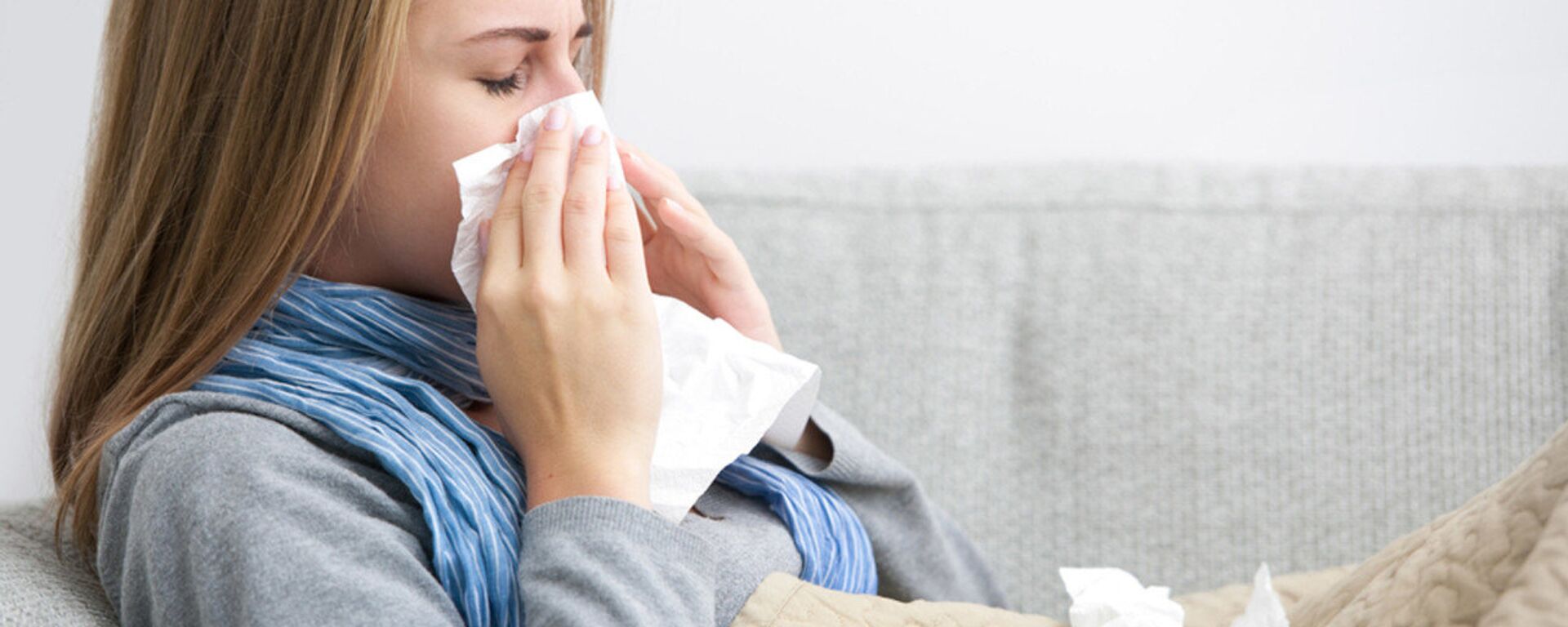 فتاة مصابة بنزلة برد - سبوتنيك عربي, 1920, 29.12.2020