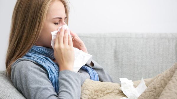 فتاة مصابة بنزلة برد - سبوتنيك عربي