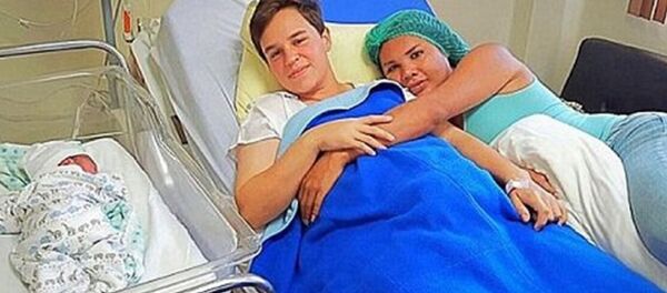 رجل ينجب طفلا - سبوتنيك عربي