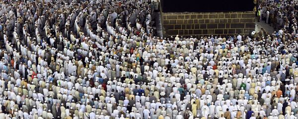 الحجاج خلال موسم الحج والطواف حول الكعبة في المسجد الحرام في مكة المكرمة - سبوتنيك عربي