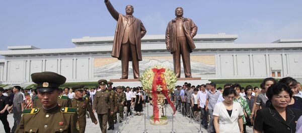 اليوم العالمي للسياحة - زيارة تمثال زعيم كوريا الشمالية الأسبق كم إل سونغ في مدينة بيونغيانغ - سبوتنيك عربي