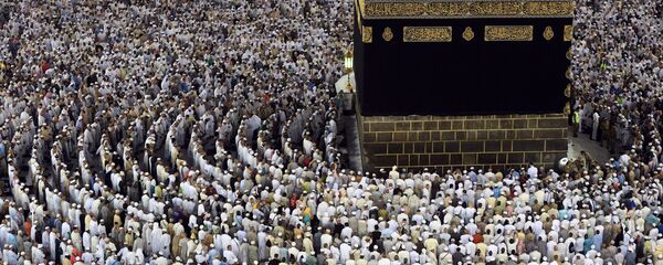 اليوم العالمي للسياحة - الحجاج أثناء أداء فريضة الحج (أو لأداء العُمرة) وهم يطوفون حول الكعبة في مكة المكرمة. - سبوتنيك عربي