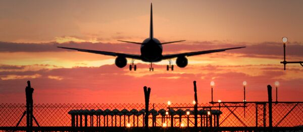 طائرة تهبط في مطار مصنع الطائرات بمدينة إيركوتسك - سبوتنيك عربي