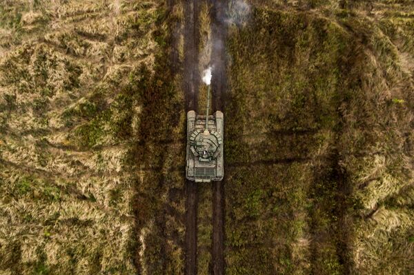 دبابة تي-72 ب.3 خلال التدريب الميداني في الحقل العسكري مولكينو في منطقة كراسنودارسكي كراي، روسيا  - سبوتنيك عربي