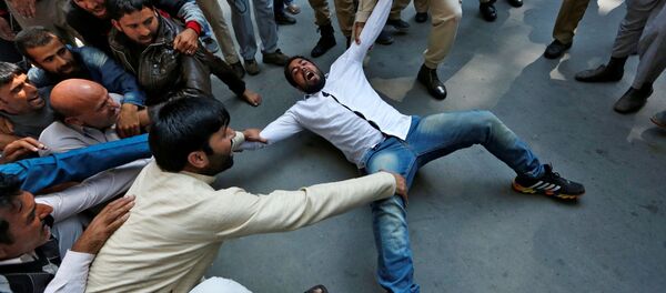 الشرطة الهندية تعتقل أحد عناصر المؤيدين لحزب أوامي اتحاد في سريناغار، 24 سبتمبر/ أيلول 2016 الشرطة الهندية تعتقل أحد عناصر المؤيدين لحزب أوامي اتحاد في سريناغار، 24 سبتمبر/ أيلول 2016 - سبوتنيك عربي