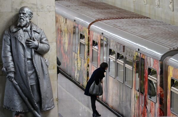 قطار جديد في ميترو موسكو اسمه أكفاريل بحيث يمكنكم مشاهدة مناظر للمدينة من داخل وخارخ القطار. - سبوتنيك عربي