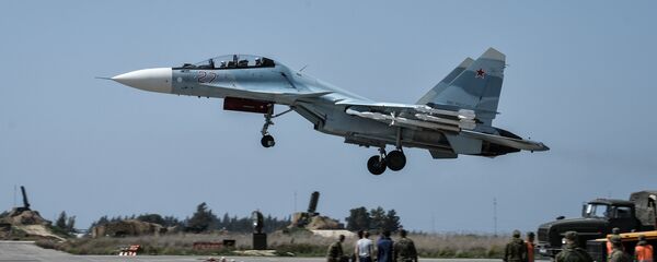 القاذفة سو-30 اي.ام التابعة لقوات الدفاع الجوي-الفضائي الروسية في القاعدة السورية حميميم بمحافظة اللاذقية - سبوتنيك عربي