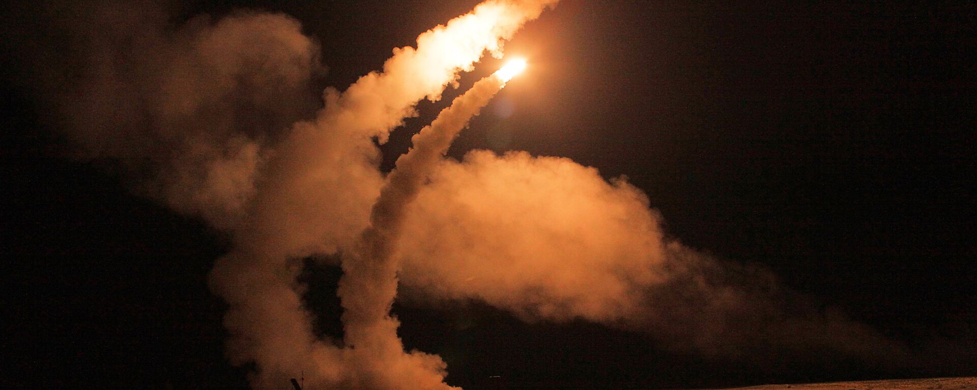 الأنظمة الدفاعية اس-400 (صواريخ أرض-جو) التابعة لقوات الدفاع الجوي-الفضائي الصاروخي خلال التدريبات بمنطقة أشولوك بإقليم أستراخان - سبوتنيك عربي, 1920, 24.03.2026